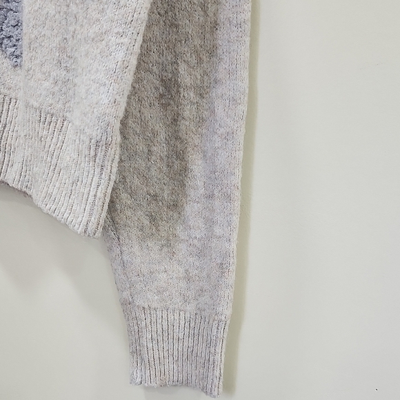 Cozy Floral Knit Sweater - Gray, Blue, Red - Picture 5 of 8